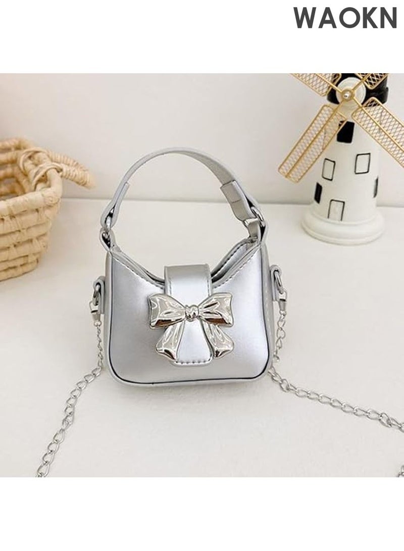 دبليو أيه أو كي أن حقيبة كروس بودي صغيرة للفتيات الصغيرات - حقيبة يد جذابة مزودة بمشبك مغناطيسي وحزام قابل للتعديل - حقيبة كتف لطيفة للأطفال من سن 4 إلى 12 عامًا - هدية عيد ميلاد مثالية، وهدايا للحفلات، وإكسسوار للارتداء (فضي) - Image 1