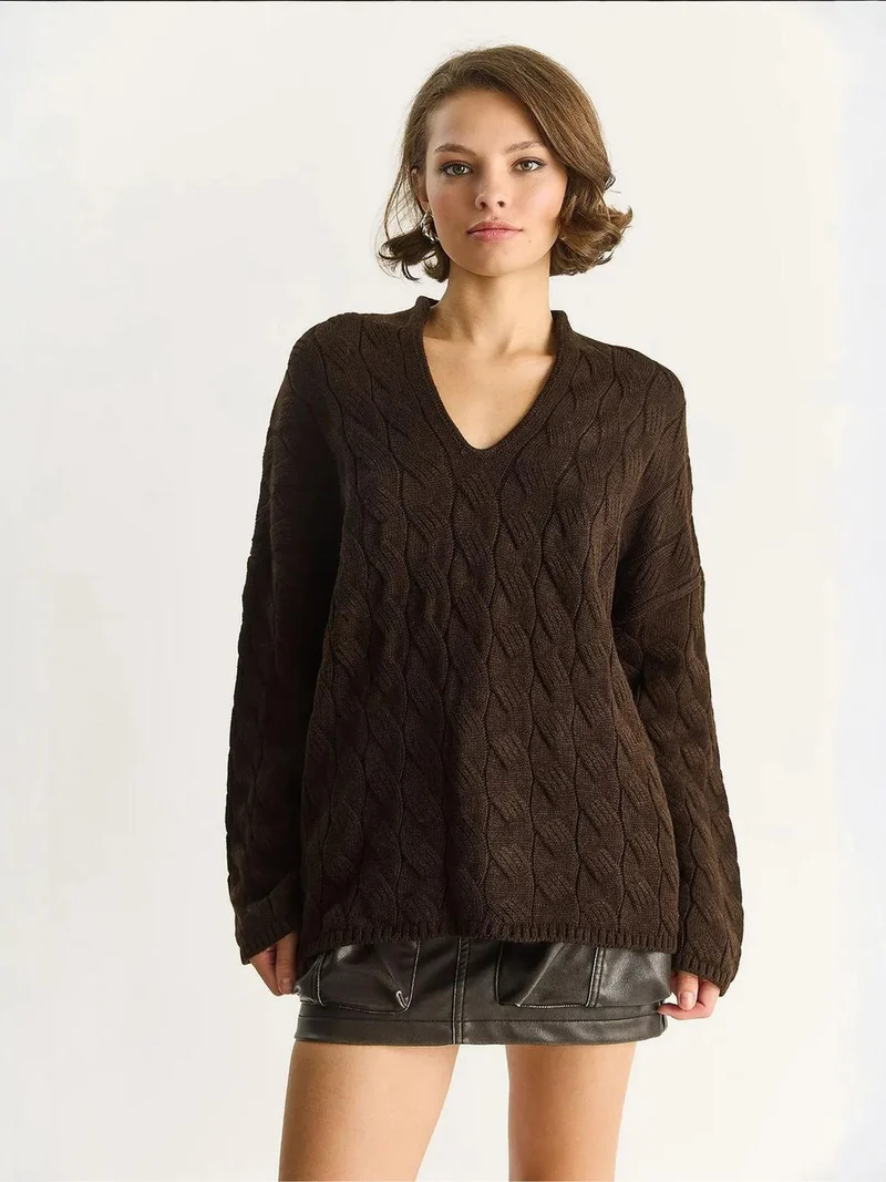 بيانكو لوتشي كنزة محبوكة بياقة على شكل حرف  ومقاس مريح