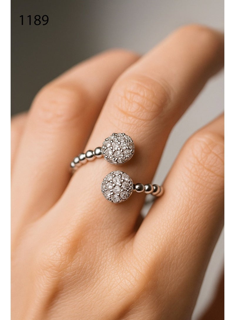 ثري دايموندز خاتم رأس مزدوج حصري من الفضة للسيدات - مطلي بالبلاتين والروديوم، أحجار زركون متلألئة، تصميم مفتوح عصري بمقاسات متعددة - Image 1