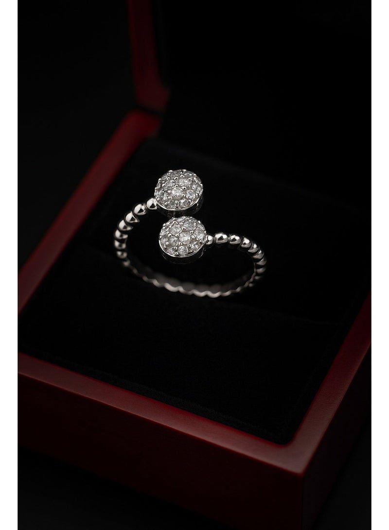 ثري دايموندز خاتم رأس مزدوج حصري من الفضة للسيدات - مطلي بالبلاتين والروديوم، أحجار زركون متلألئة، تصميم مفتوح عصري بمقاسات متعددة - Image 3