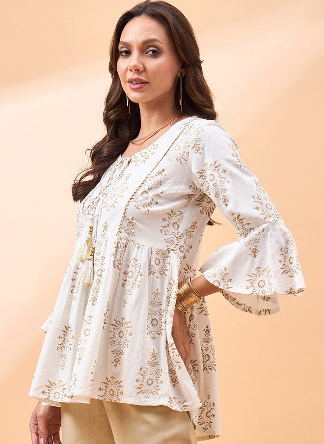 Baizee بلوزة بيضاء مزخرفة بالأزهار من Routes by All About You مع ياقة مربوطة وأكمام جرسية - Image 4