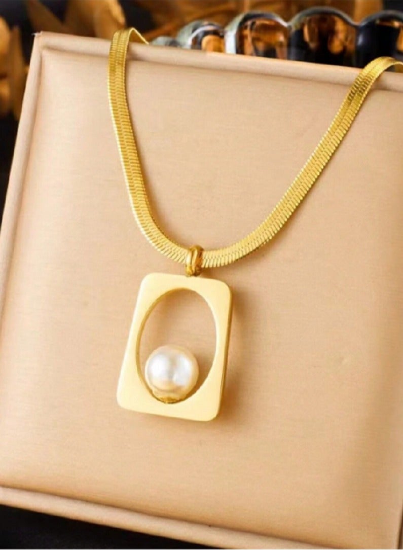 MANIKAN MANIKAN Women's Gold-Colored Necklace with a Square Stainless Steel Pendant Featuring a Shiny White Gem - Image 4