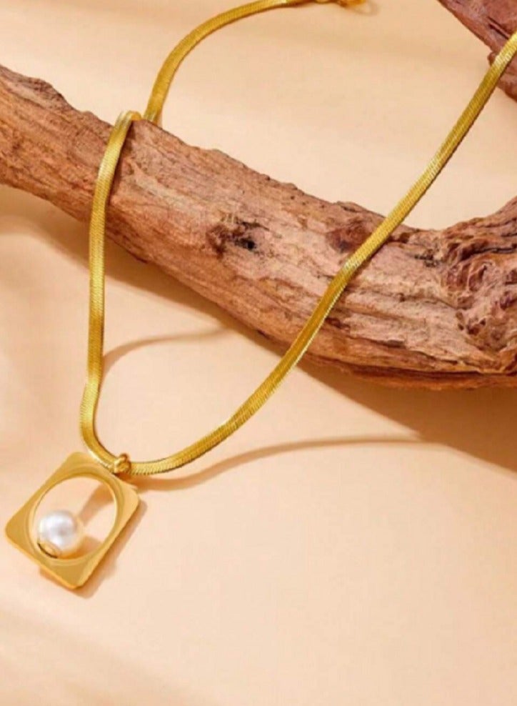 MANIKAN MANIKAN Women's Gold-Colored Necklace with a Square Stainless Steel Pendant Featuring a Shiny White Gem - Image 2