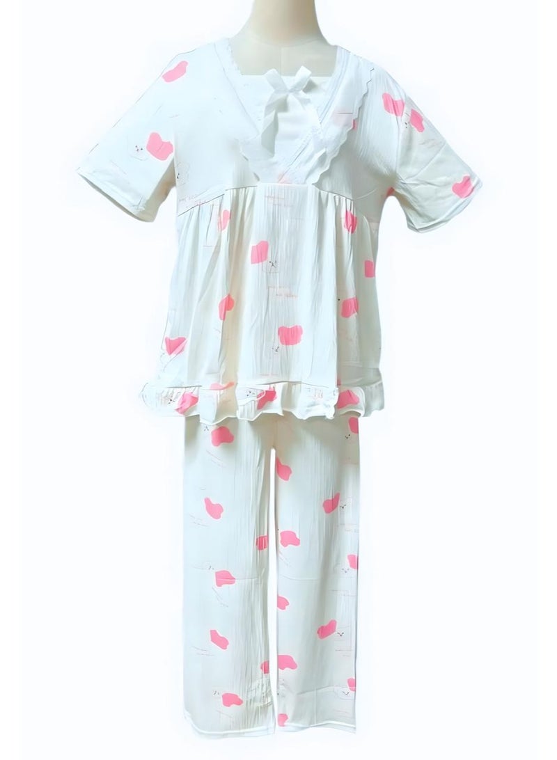 طقم بيجامة نسائي صغير لفصل الربيع والصيف والخريف - بلوزة بأكمام قصيرة ورقبة مربعة بطبعة دب لطيفة مع تفاصيل كشكشة وبنطلون مريح برباط - Image 1