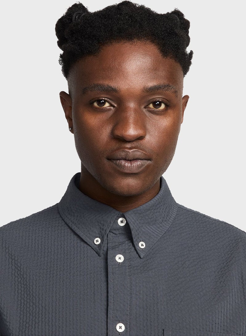 Nike M NL SS SEERSUKR BTN DWN SHIRT - Image 3