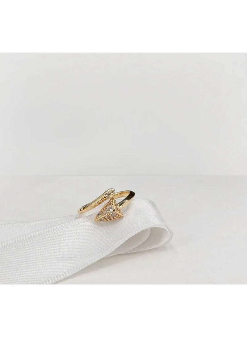 The ring is fashionable with all copper gold-plated craftsmanship, shining and beautiful