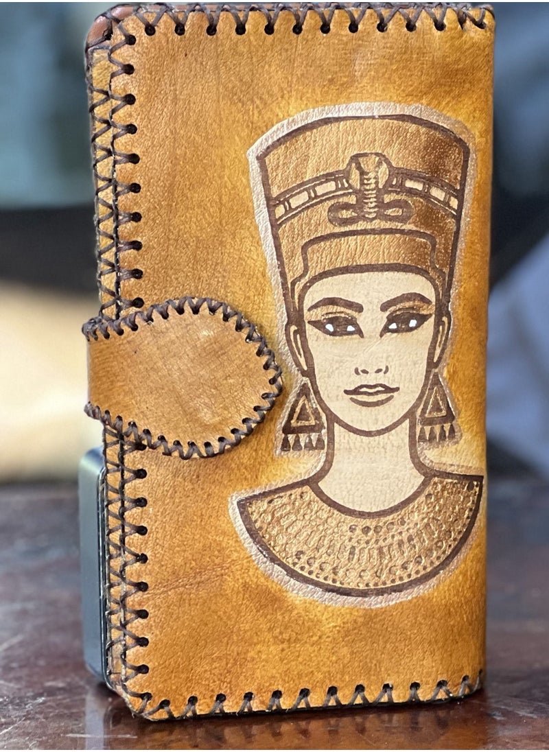 ماركة غير محددة بوك حريمي جلد طبيعي هاند ميد – برسومات حفر ليزر وألوان ثابتة تضيف لمسة أنوثة وأناقة تدوم.  ✔️ جلد طبيعي 100% ✔️ رسومات حفر ليزر بألوان ثابتة مقاومة للتقشر ✔️ 7 أماكن للكروت ✔️ 2 مكان للصور ✔️ 6 جيوب كبيرة للموبايل أو الأوراق ✔️ جيب بسوستة كبير للحفظ الآمن ✔️ قفل مغناطيسي بلسان لسهولة الاستخدام 📏 المقاس: 9×20 سم ✔️ بطانة قطيفة فاخرة تحافظ على المحتويات  🧵 صناعة يدوية بجودة عالية 🎯 تصميم يجمع بين الجمال والعملية 🛡️ ضمان مع خدمة ما بعد البيع  🎁 اختيار مثالي للبنات والسيدات الباحثات عن التميز  #بوك_حريمي #جلد_طبيعي #هاند_ميد #حفر_ليزر #ألوان_ثابتة #محفظة_نسائية #موضة_2025 #منتج_مصري #اكسسوارات_جلدية  - Image 1
