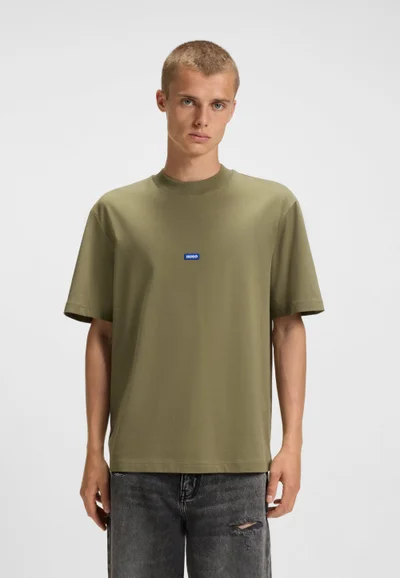 هوجو تيشيرت قطني بقصة عادية مع رقعة شعار زرقاء