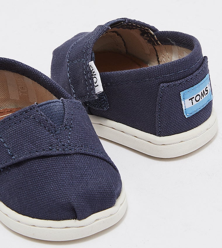TOMS أحذية تومز القماشية الكلاسيكية للأطفال من الأولاد بتصميم سهل الارتداء - Image 4
