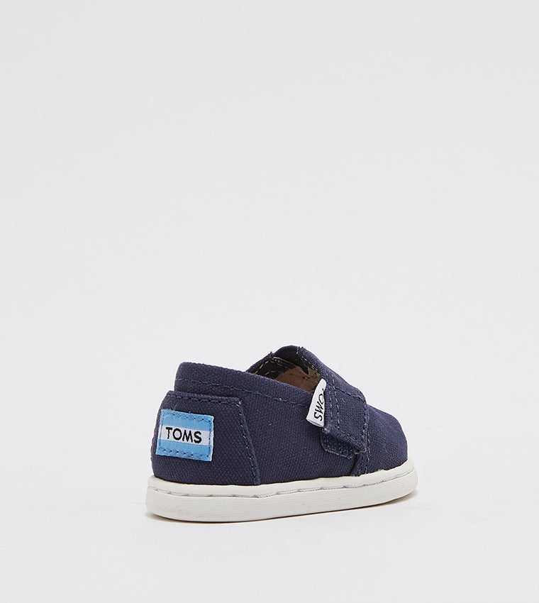 TOMS أحذية تومز القماشية الكلاسيكية للأطفال من الأولاد بتصميم سهل الارتداء - Image 3