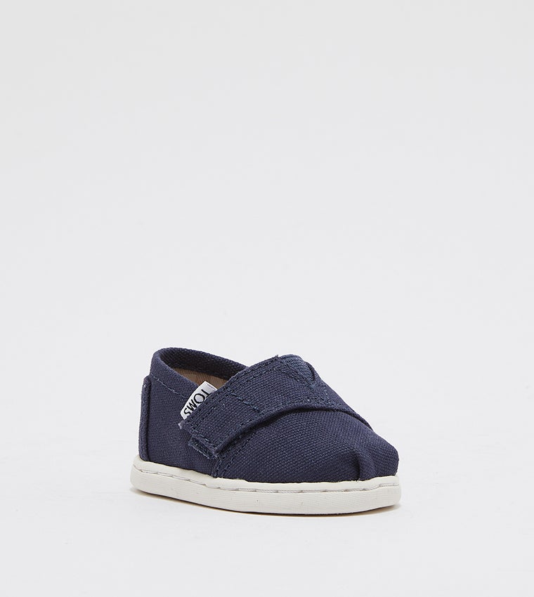 TOMS أحذية تومز القماشية الكلاسيكية للأطفال من الأولاد بتصميم سهل الارتداء - Image 1