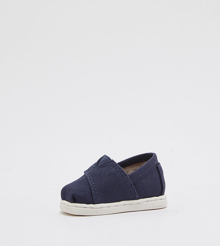 TOMS أحذية تومز القماشية الكلاسيكية للأطفال من الأولاد بتصميم سهل الارتداء - Image 2