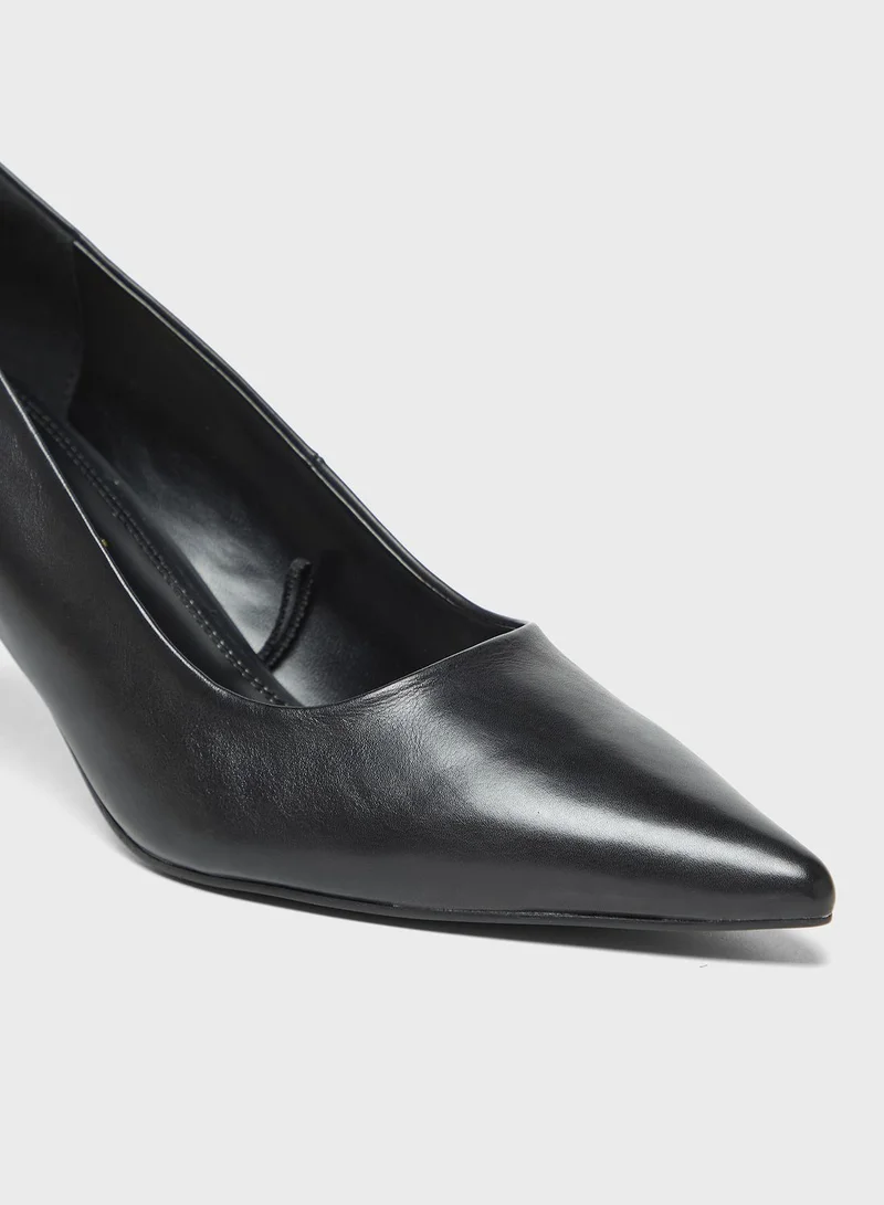 سيليست Pointed Toe Pumps