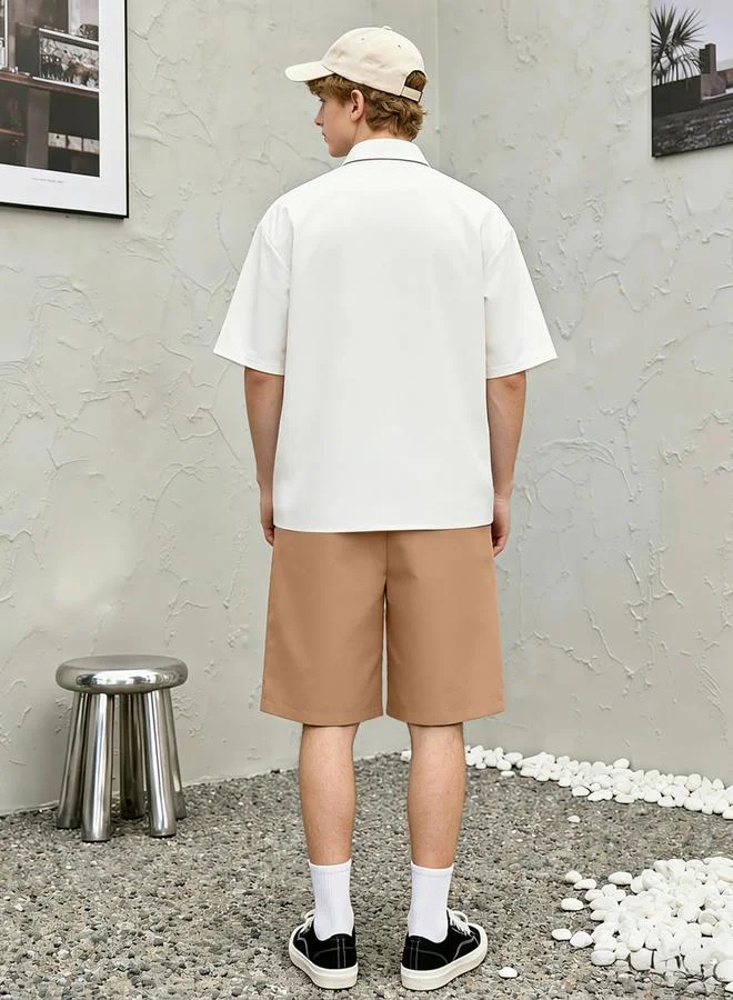 تايك تو طقم منسق من قميص بتفاصيل جيب وشورت بنمط كتل الالوان للرجال