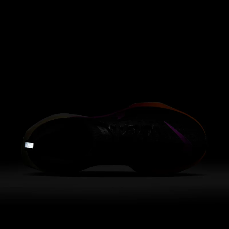 نايكي حذاء الجري على الطرق زووم اكس انفينسيبل 3 للنساء