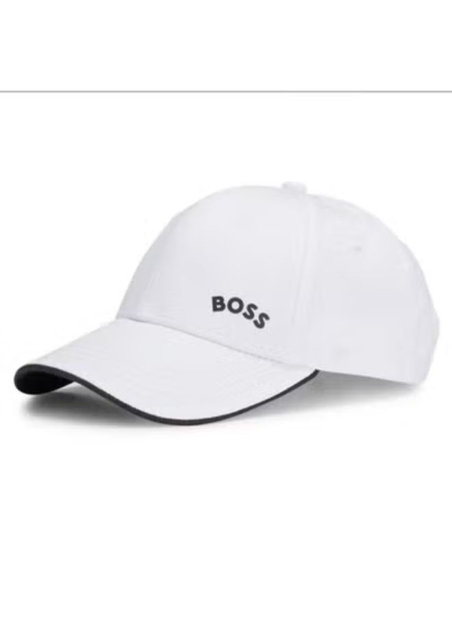 BOSS قبعة بوس البيضاء بتباين الحواف: نظيفة - إحساس أنيق بالشعار - Image 1
