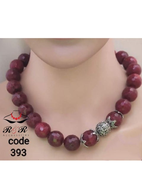 A women's neck necklace set, one round, and its bracelets of natural agate, in burgundy colors
