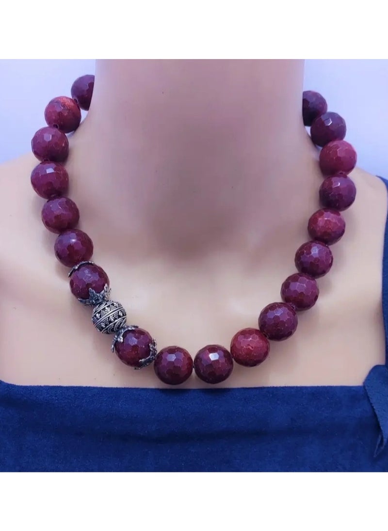 A women's neck necklace set, one round, and its bracelets of natural agate, in burgundy colors