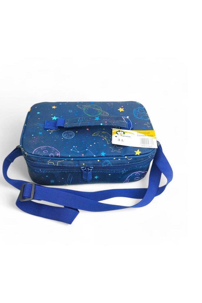Keep your meals warm or cool while on the move with the 3L Lunch Bag. Designed with an inner thermal insulation layer to maintain food temperature, and an outer layer made of stylish printed fabric — combining function with fashion