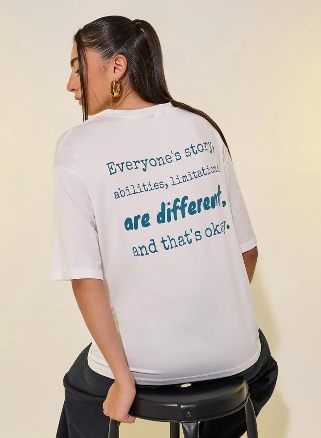 تايك تو تي شيرت بطبعة شعار على الظهر بياقة مستديرة