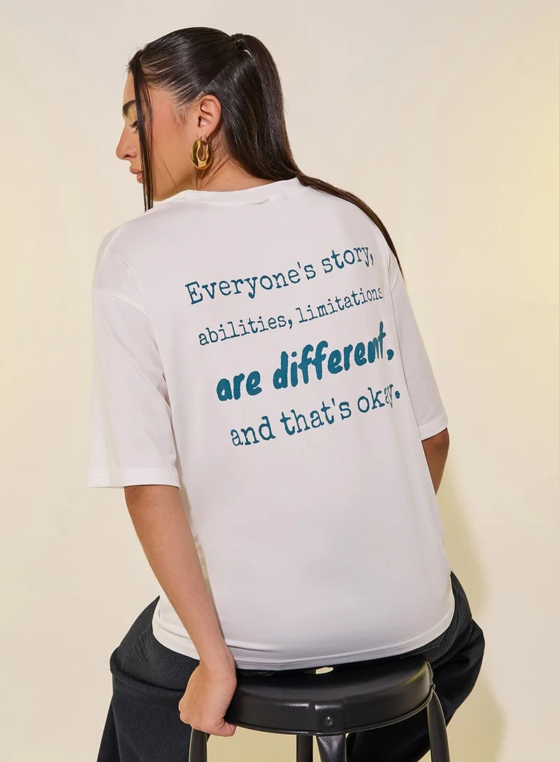 تايك تو تي شيرت بطبعة شعار على الظهر بياقة مستديرة