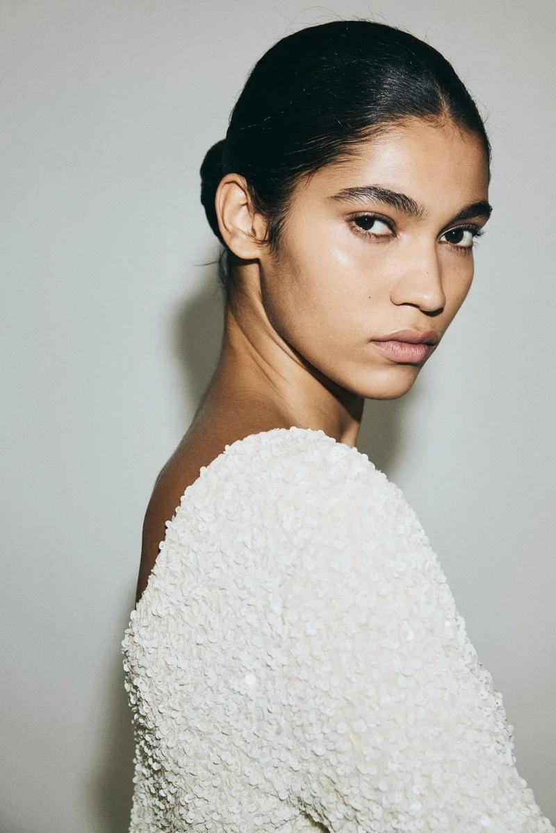 اتش اند ام بلوزة مزيّنة بالترتر