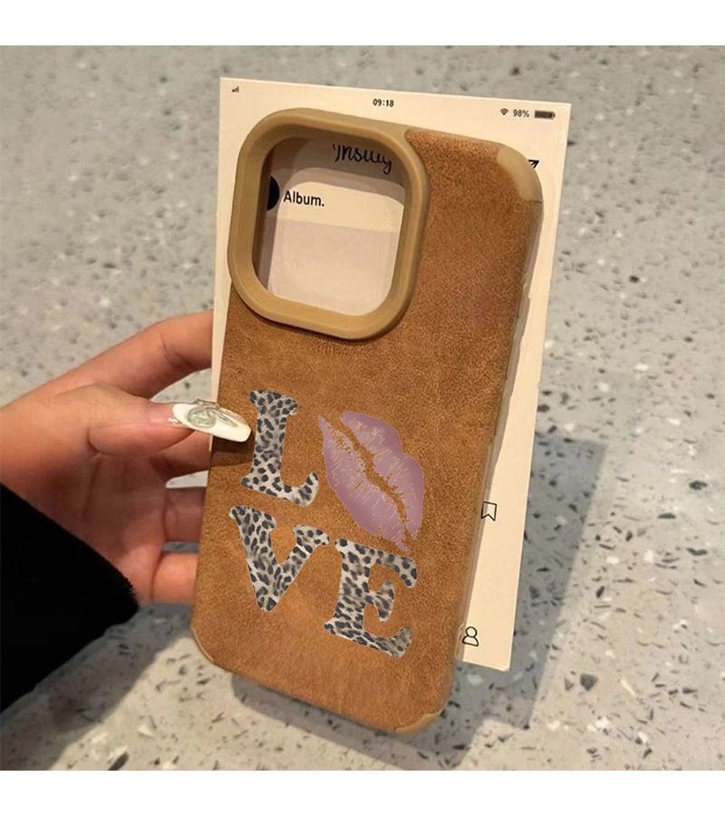 حقيبة هاتف بني من الجلد الصناعي لهاتف iPhone 17 Pro Max متوافقة مع هواتف 17 Air 16 15 14 13 12 11 Pro Max XR X XS Max بتصميم نقش الشفاه والنمر - Image 2