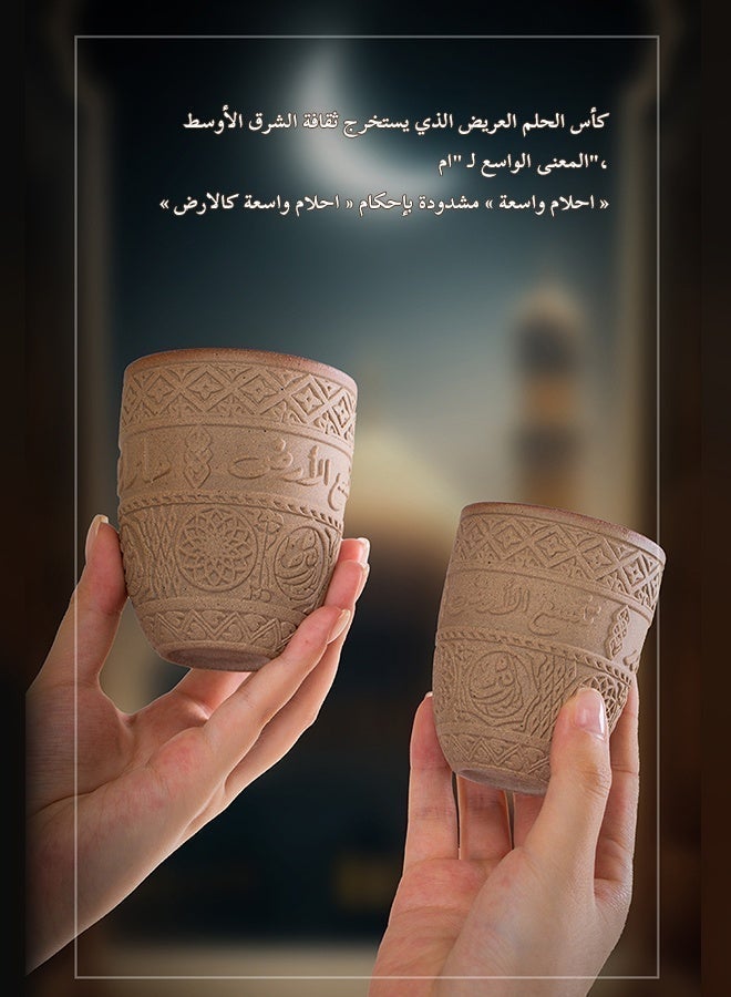 قَدَحٌ فُرْنِيٌّ مِنَ الطِّينِ الطَّبِيِّ لِلْقَهْوَةِ الْمَكْثُوفَةِ – نَقْشٌ عَرَبِيٌّ مُتَقَنٌّ بِنَقْشٍ مُتَقَدِّمٍ | ظَاهِرَةٌ خَالِصَةٌ شَعْرِيَّةٌ وَسَهْلَةُ النَّظَافَةِ - Image 3