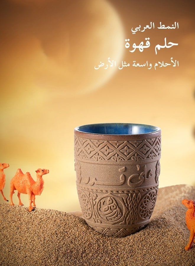 قَدَحٌ فُرْنِيٌّ مِنَ الطِّينِ الطَّبِيِّ لِلْقَهْوَةِ الْمَكْثُوفَةِ – نَقْشٌ عَرَبِيٌّ مُتَقَنٌّ بِنَقْشٍ مُتَقَدِّمٍ | ظَاهِرَةٌ خَالِصَةٌ شَعْرِيَّةٌ وَسَهْلَةُ النَّظَافَةِ - Image 1