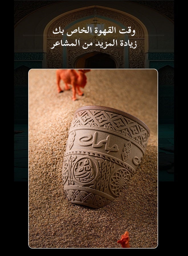 قَدَحٌ فُرْنِيٌّ مِنَ الطِّينِ الطَّبِيِّ لِلْقَهْوَةِ الْمَكْثُوفَةِ – نَقْشٌ عَرَبِيٌّ مُتَقَنٌّ بِنَقْشٍ مُتَقَدِّمٍ | ظَاهِرَةٌ خَالِصَةٌ شَعْرِيَّةٌ وَسَهْلَةُ النَّظَافَةِ - Image 2