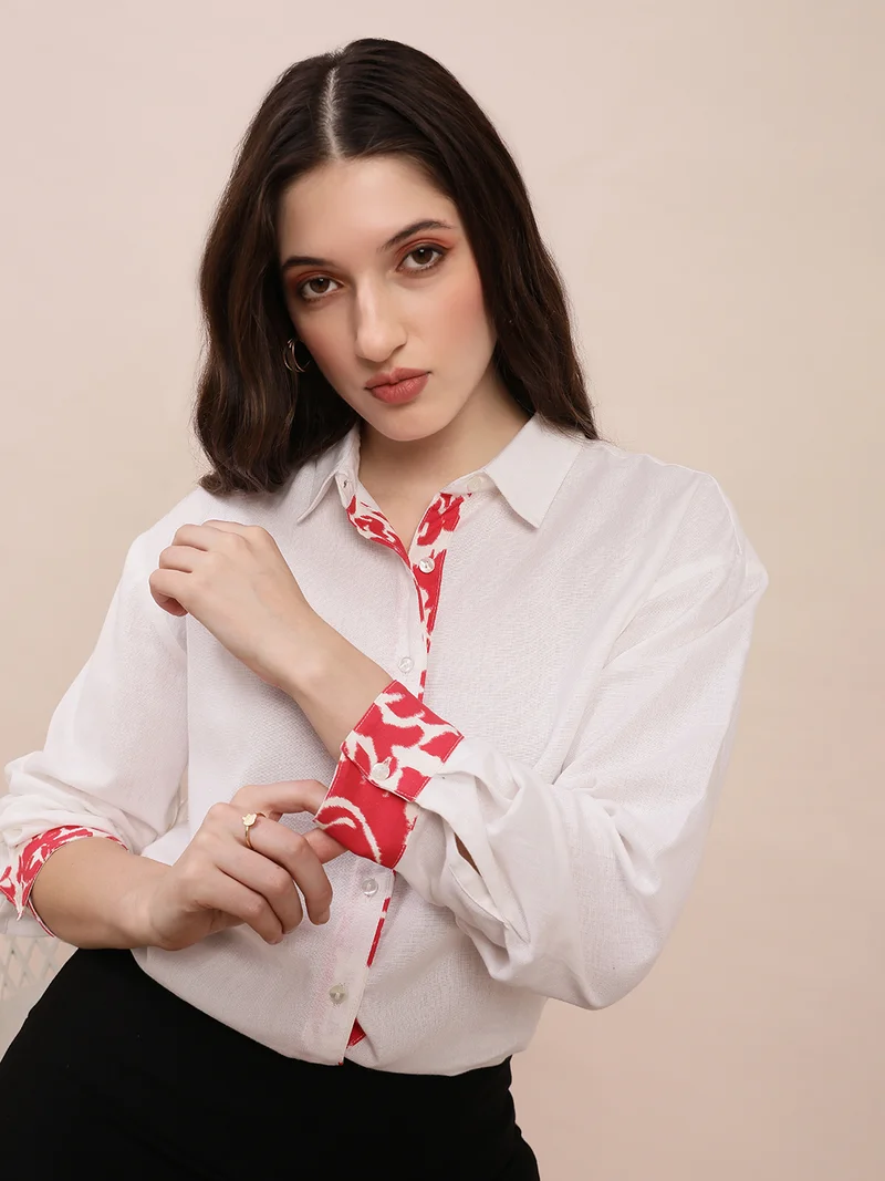 جلو باص قميص نسائي أبيض مائل للصفرة بياقة مطبوعة وأكمام بأساور وحافة منحنية مقاس كبير