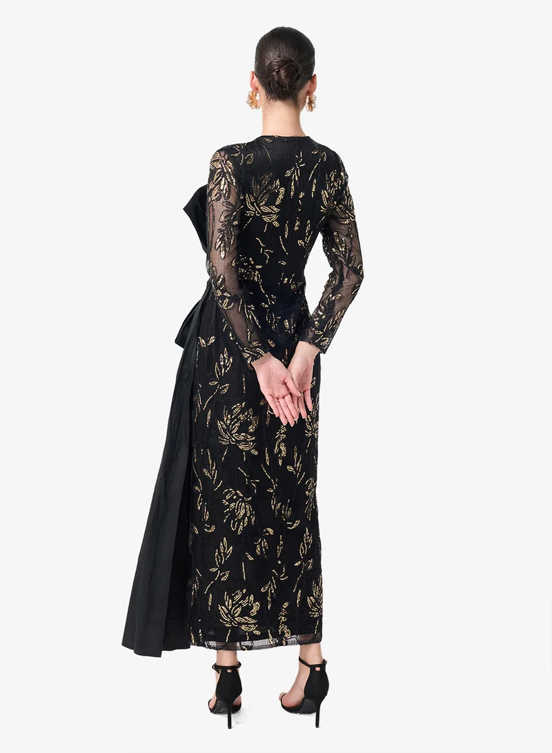 ثريدز باي اجوني فستان ماكسي بياقة على شكل حرف  وتفاصيل فيونكة