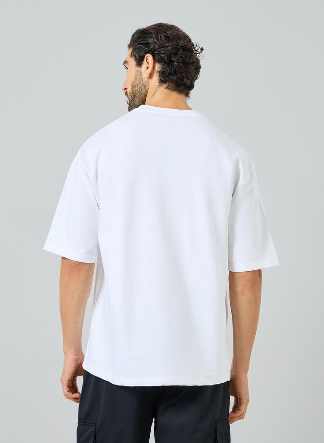 ستايلي تيشيرت واسع بشعار مُطرّز مع أكمام قصيرة - Image 5