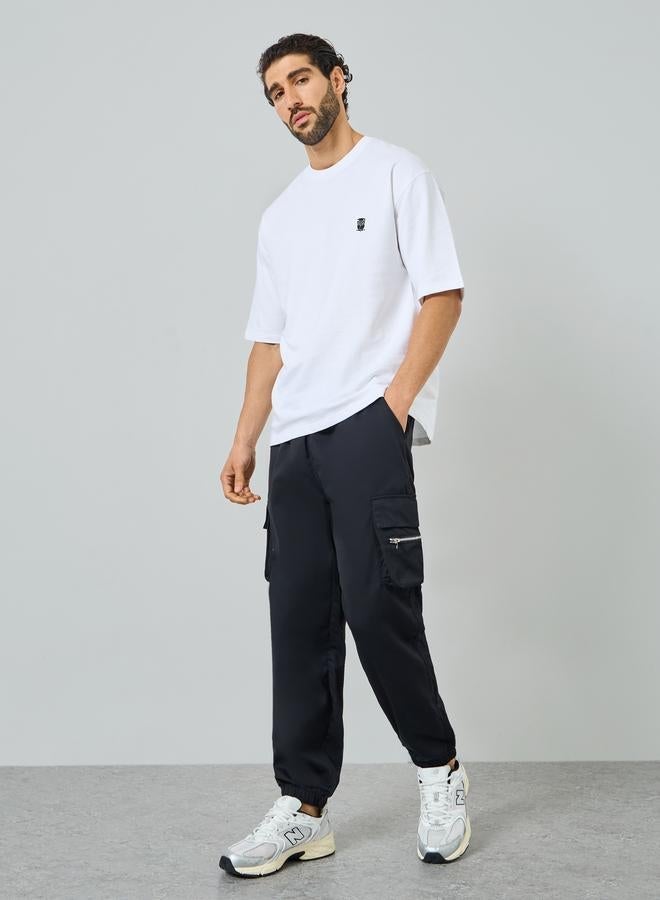 ستايلي تيشيرت واسع بشعار مُطرّز مع أكمام قصيرة - Image 3