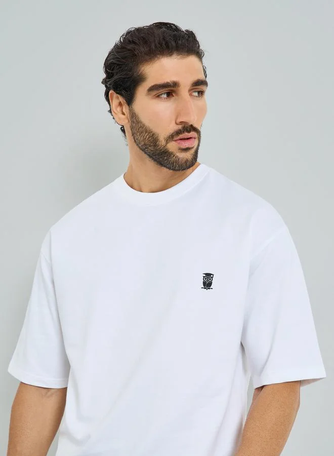 ستايلي تيشيرت واسع بشعار مُطرّز مع أكمام قصيرة