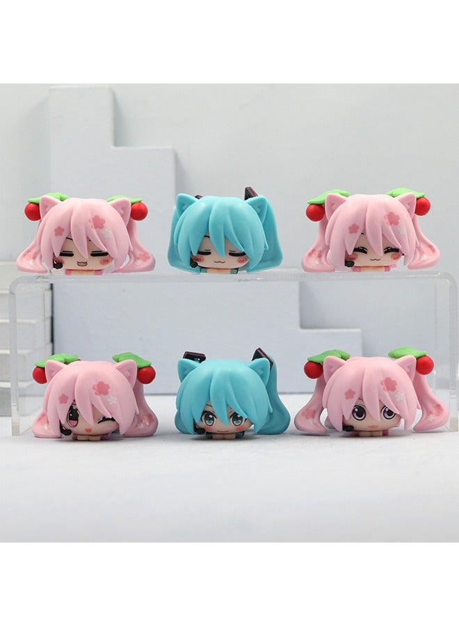 عام ست نسخ من الإصدار Q للفايبر (فوكر أو أي شيء يطابق المكان هنا قد يكون نوع من المظهر) لـ هاتسوني ميكو في وضع النوم مع أذنين قطة. هناك دمية للنموذج واللعبة، دمية للآلة، وزخارف للكعك. - Image 1