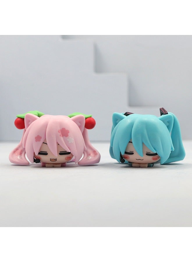 عام ست نسخ من الإصدار Q للفايبر (فوكر أو أي شيء يطابق المكان هنا قد يكون نوع من المظهر) لـ هاتسوني ميكو في وضع النوم مع أذنين قطة. هناك دمية للنموذج واللعبة، دمية للآلة، وزخارف للكعك. - Image 2