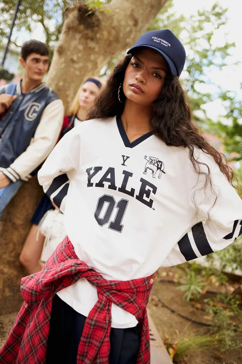 ديفاكتو Yale University Regular Fit V-Neck T-Shirt
