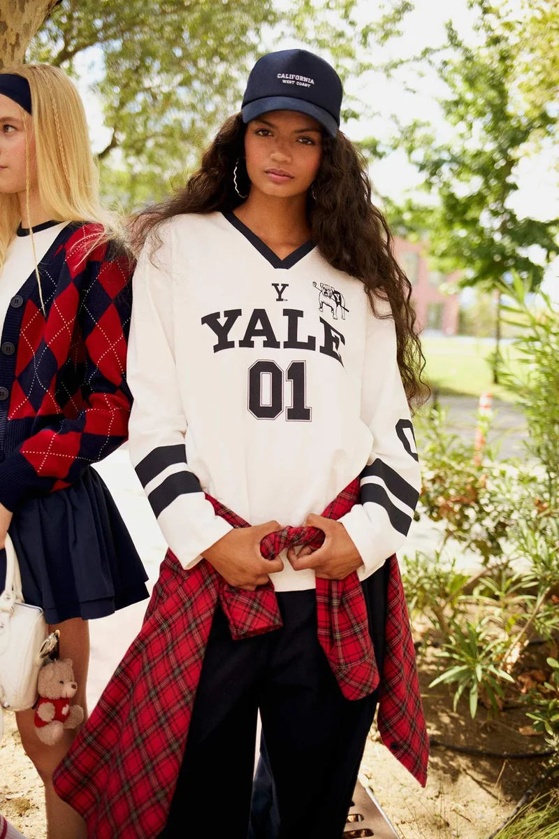 ديفاكتو Yale University Regular Fit V-Neck T-Shirt