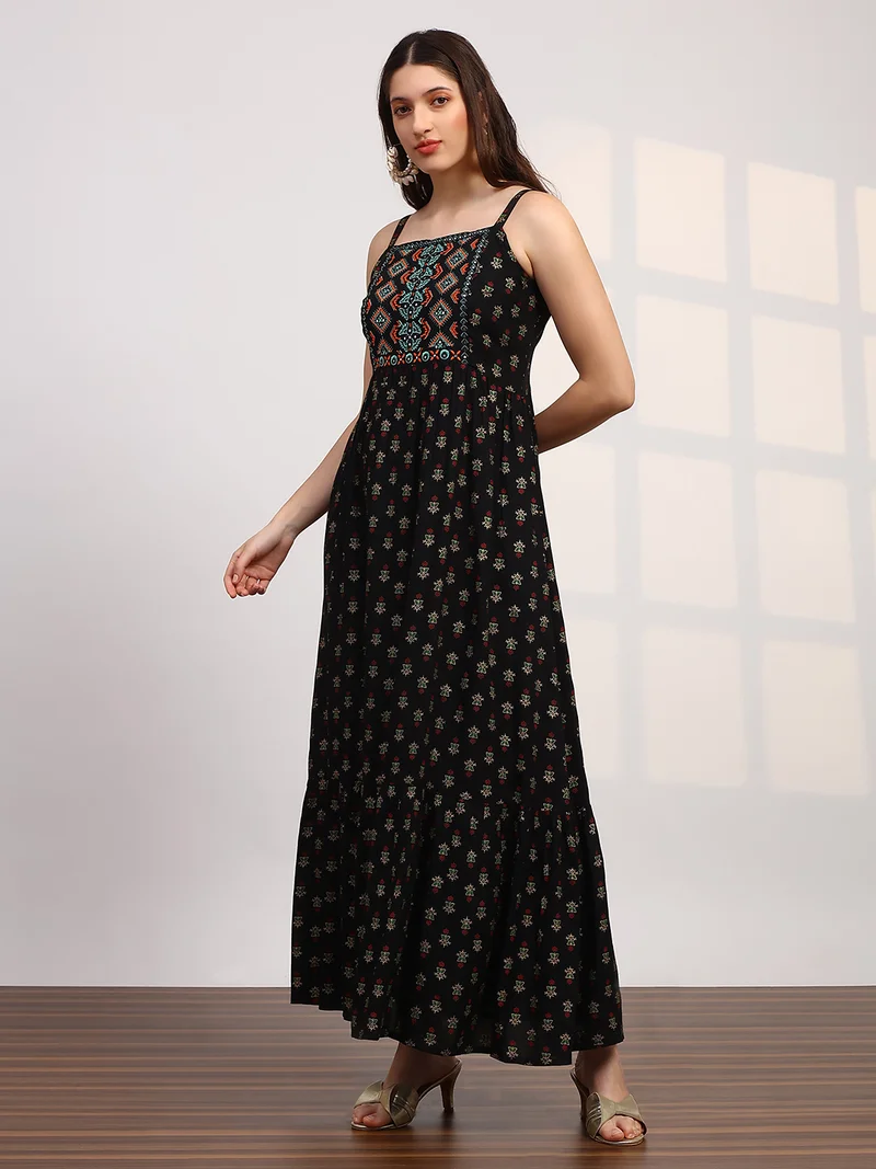 جلو باص فستان سهرة نسائي أسود بطبعة عرقية وتفاصيل مطرزة بياقة مربعة وحمالات كتف بقصة واسعة وطويلة