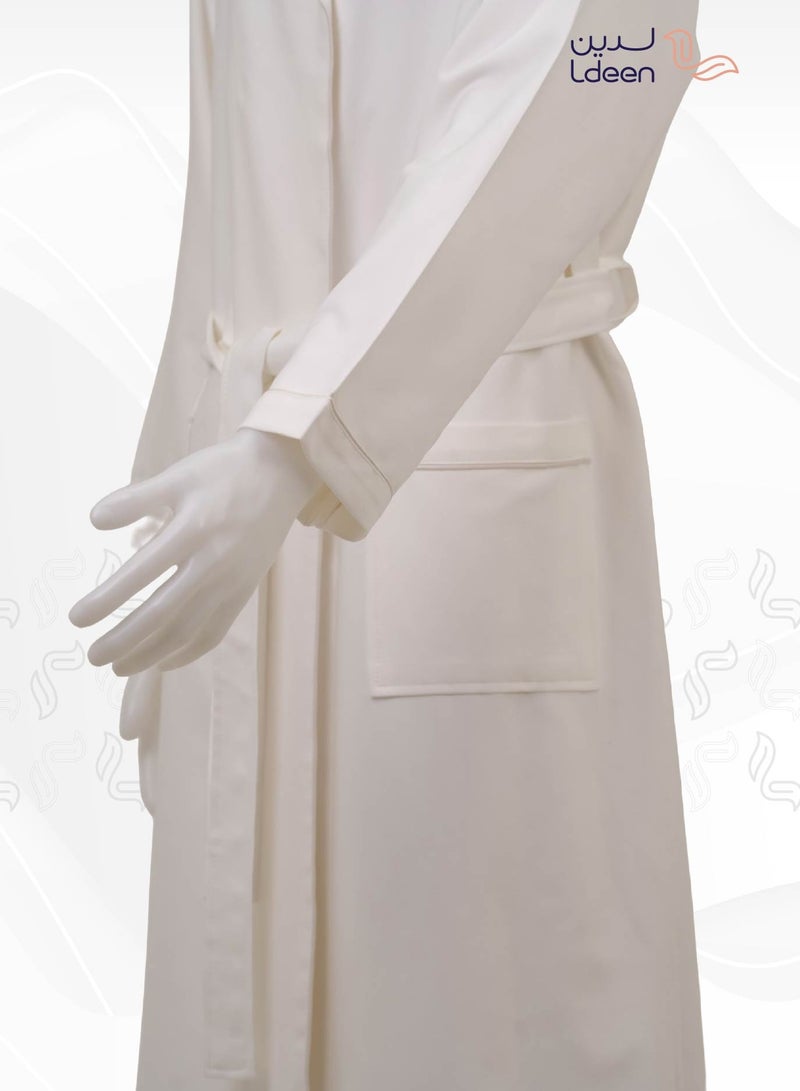 لدين روب مايكروفايبر فائق الامتصاص وسريع الجفاف باللون الأبيض الجذاب ، يمنحك راحة مثالية بعد الاستحمام مناسب للسفر. تصميم أنيق وخفيف يسهل حمله في حقيبته المميزة، ليكون رفيقك المثالي في الرحلات أو الاستخدام اليومي. يجمع بين الفخامة ، وسهولة العناية. - Image 5