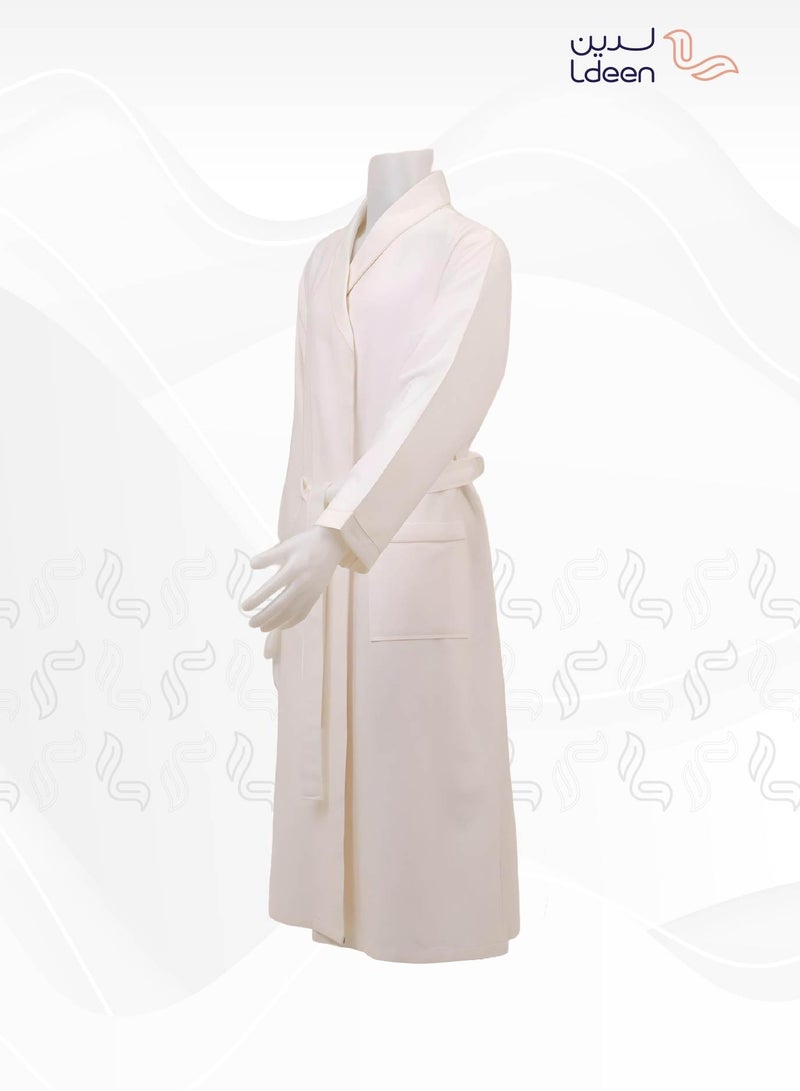 لدين روب مايكروفايبر فائق الامتصاص وسريع الجفاف باللون الأبيض الجذاب ، يمنحك راحة مثالية بعد الاستحمام مناسب للسفر. تصميم أنيق وخفيف يسهل حمله في حقيبته المميزة، ليكون رفيقك المثالي في الرحلات أو الاستخدام اليومي. يجمع بين الفخامة ، وسهولة العناية. - Image 4