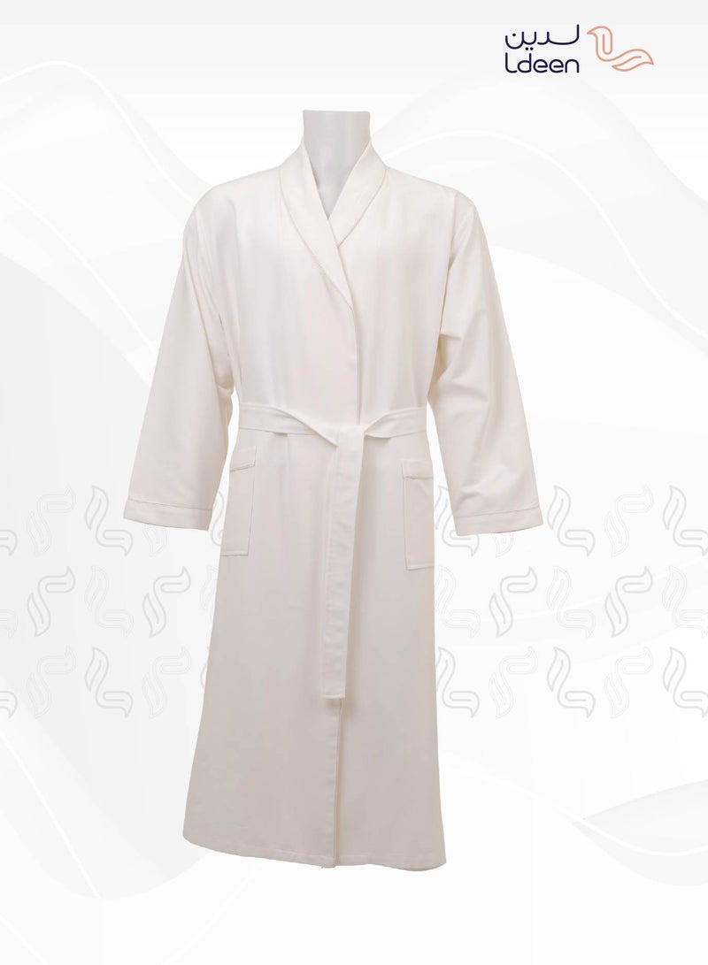 لدين روب مايكروفايبر فائق الامتصاص وسريع الجفاف باللون الأبيض الجذاب ، يمنحك راحة مثالية بعد الاستحمام مناسب للسفر. تصميم أنيق وخفيف يسهل حمله في حقيبته المميزة، ليكون رفيقك المثالي في الرحلات أو الاستخدام اليومي. يجمع بين الفخامة ، وسهولة العناية. - Image 3