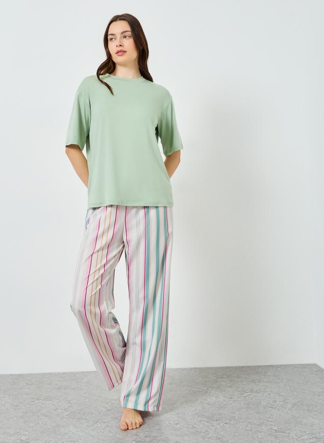 ستايلي مجموعة من بيجاما مخططة وتيشيرت بأكمام قصيرة - Image 1