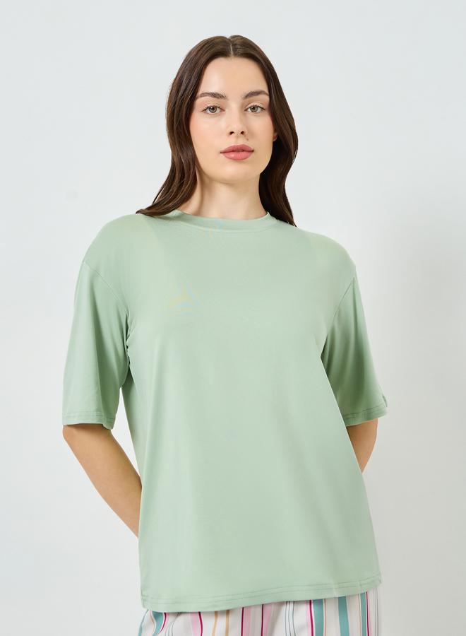 ستايلي مجموعة من بيجاما مخططة وتيشيرت بأكمام قصيرة - Image 2