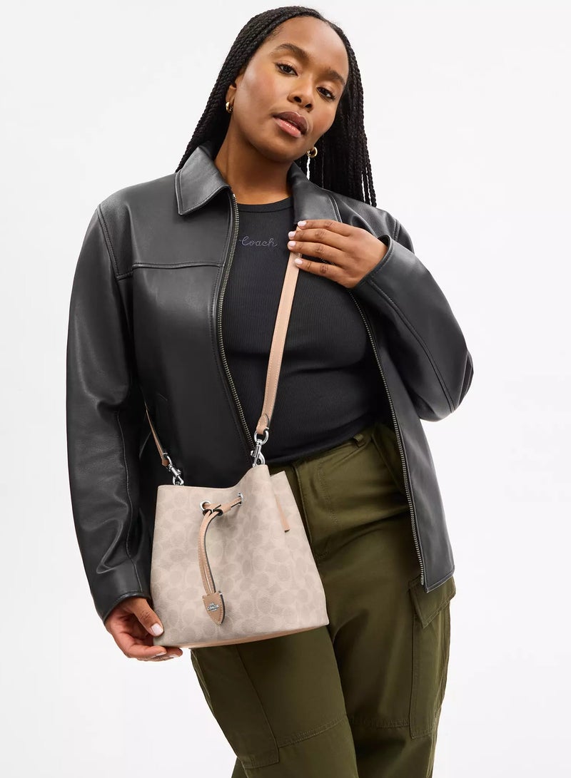 كوتش اوت ليت حقيبة كوتش روان دلو من قماش مميز مع حزام قابل للفصل، حقيبة كتف نسائية، حقيبة كروس نسائية، حقيبة توت نسائية، حقيبة يد نسائية، حقيبة سفر نسائية، بيج - 22 سم - Image 4