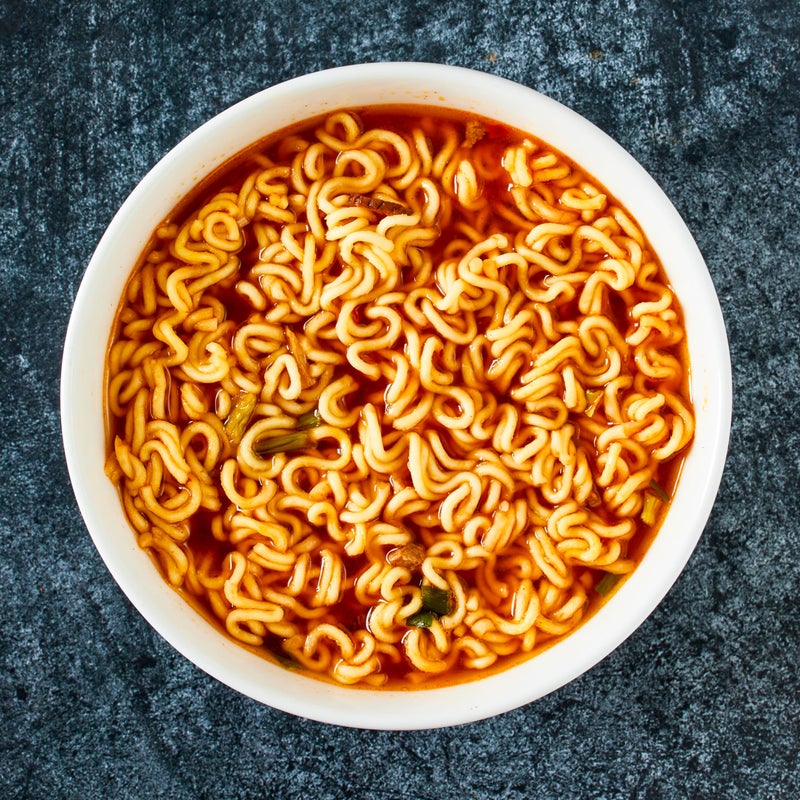 Nongshim نودلز راميون نونغشيم، راميون فوري فاخر، حساء نودلز قابل للتسخين في الميكروويف، شين الحار، عبوة عائلية، 4.23 أونصة (عبوة من 20) - Image 2