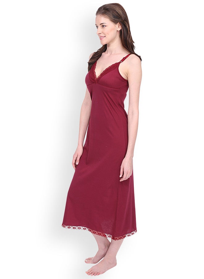 Red Rose فستان نوم ماكسي ماروني سادة مزين بزهور حمراء مع أحزمة كتف - Image 3