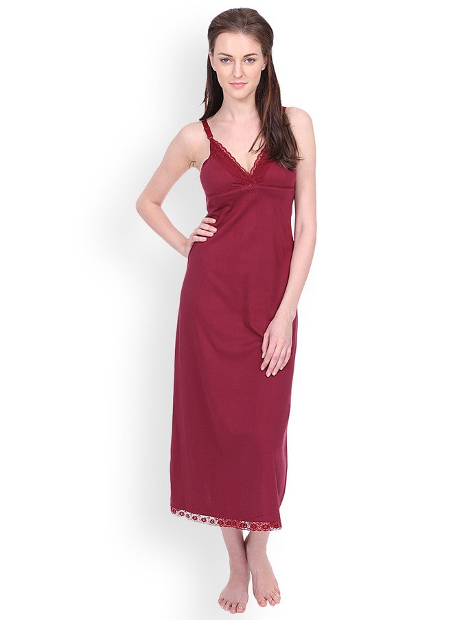 Red Rose فستان نوم ماكسي ماروني سادة مزين بزهور حمراء مع أحزمة كتف - Image 1
