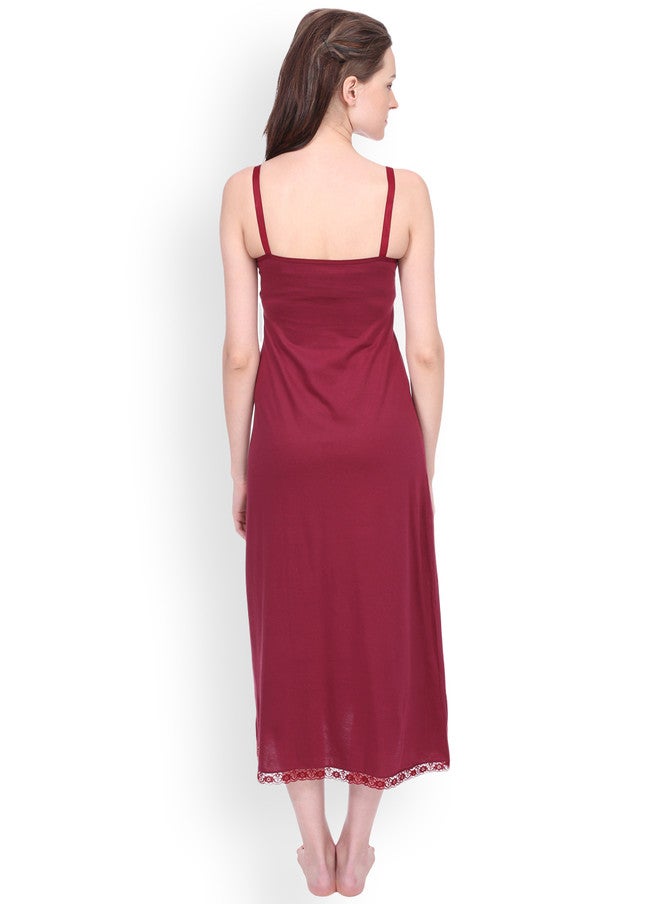 Red Rose فستان نوم ماكسي ماروني سادة مزين بزهور حمراء مع أحزمة كتف - Image 4